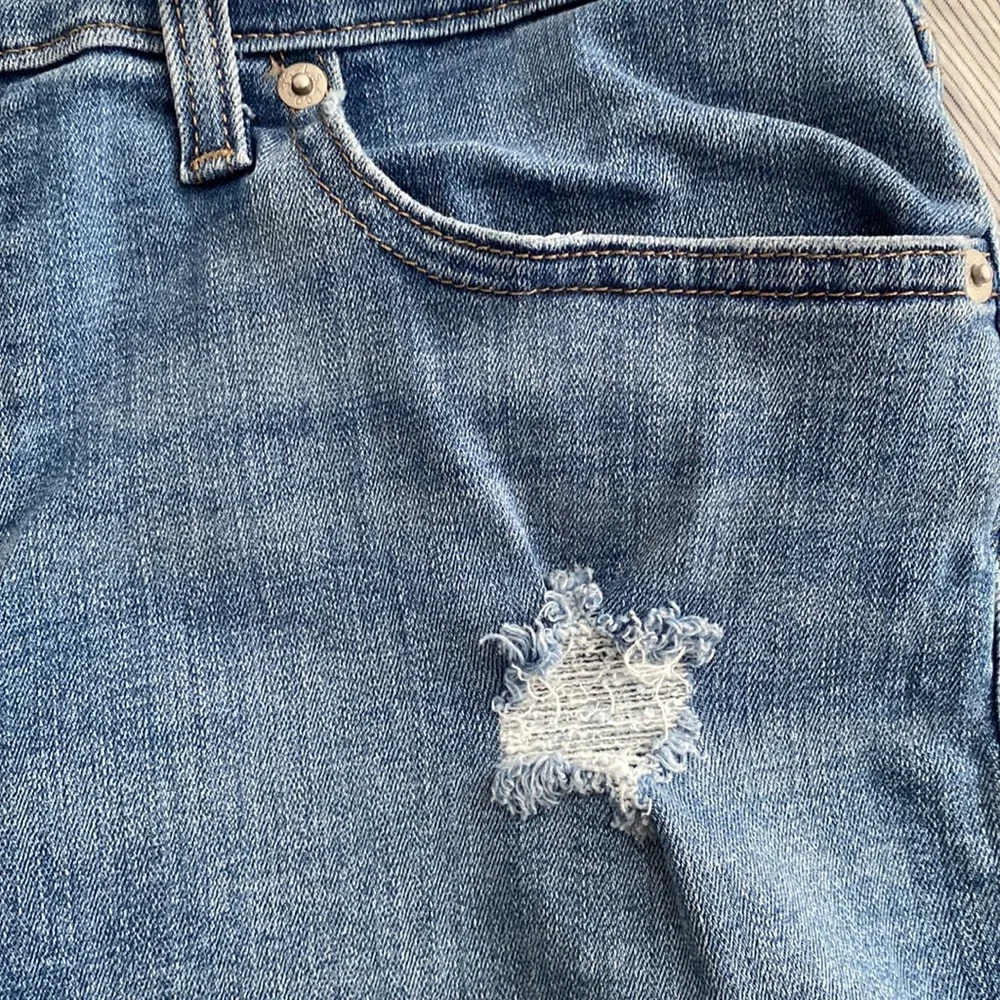 Women’s Levi shorts - Picture 2 of 6